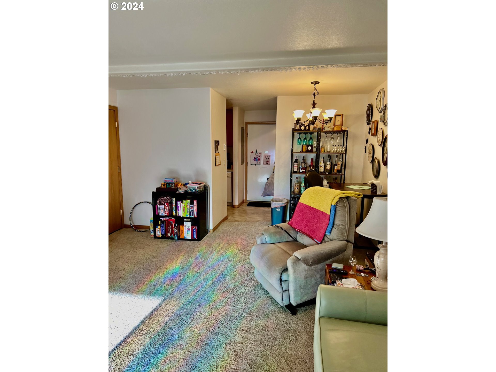 1150 Hemlock Street, Unit D14 Florence, OR 97439 - Photo 4 of 15 a living room with furniture and a chandelier