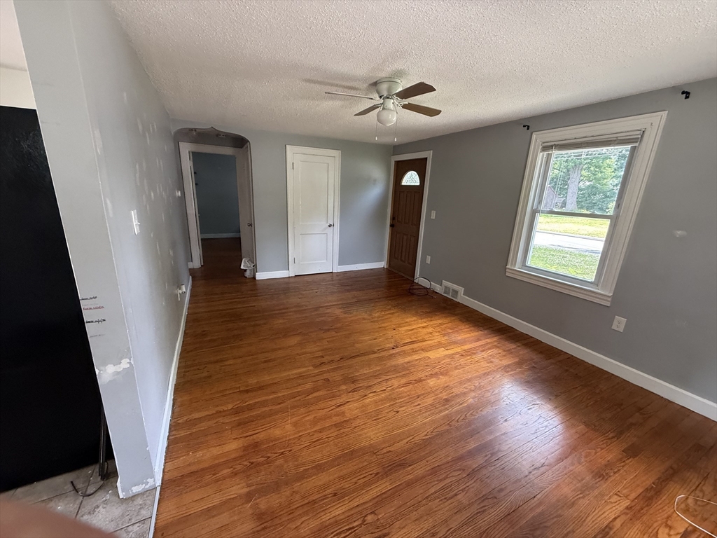 76 Nelson Circle West Springfield, MA 01089 - Photo 4 of 19