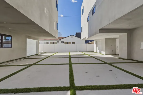 $4,000 | 14165 Erwin Street, Van Nuys, CA 91401