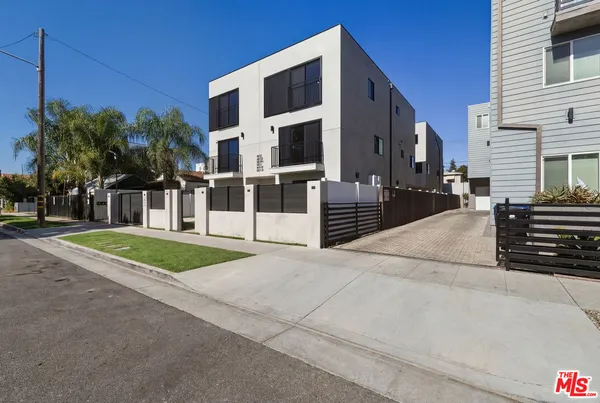 $4,000 | 14165 Erwin Street, Van Nuys, CA 91401