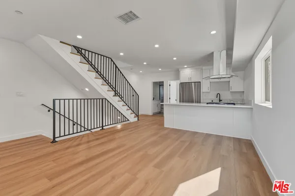 $4,000 | 14165 Erwin Street, Van Nuys, CA 91401