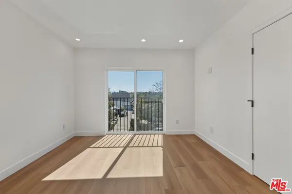 $4,000 | 14165 Erwin Street, Van Nuys, CA 91401