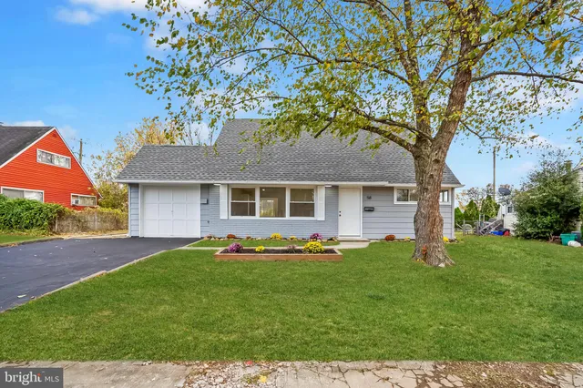 a view of outdoor space yard and green space
