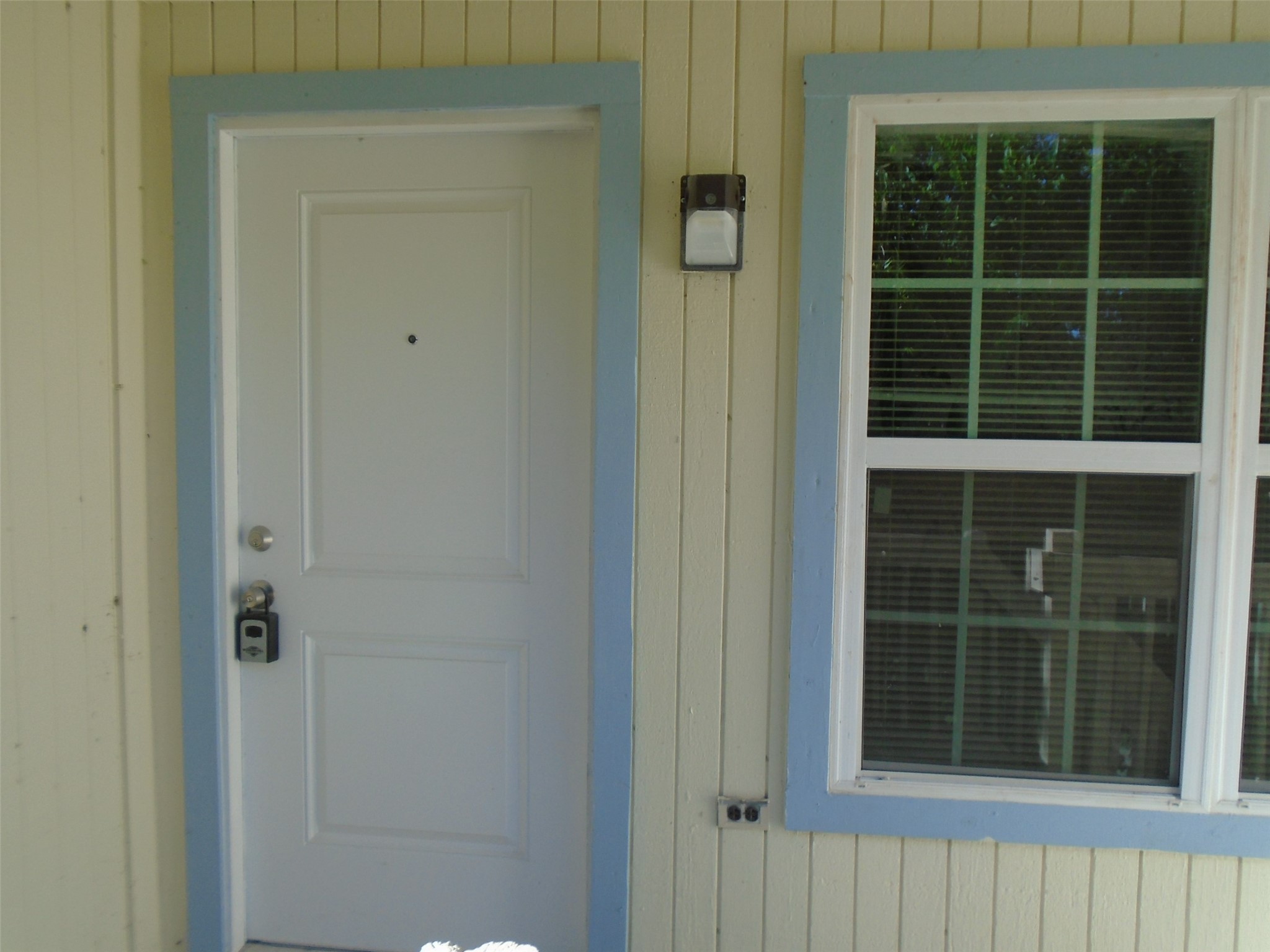 9898 Club Creek Drive, Unit 1817 Houston, TX 77036 - Photo 2 of 8 a view of front door