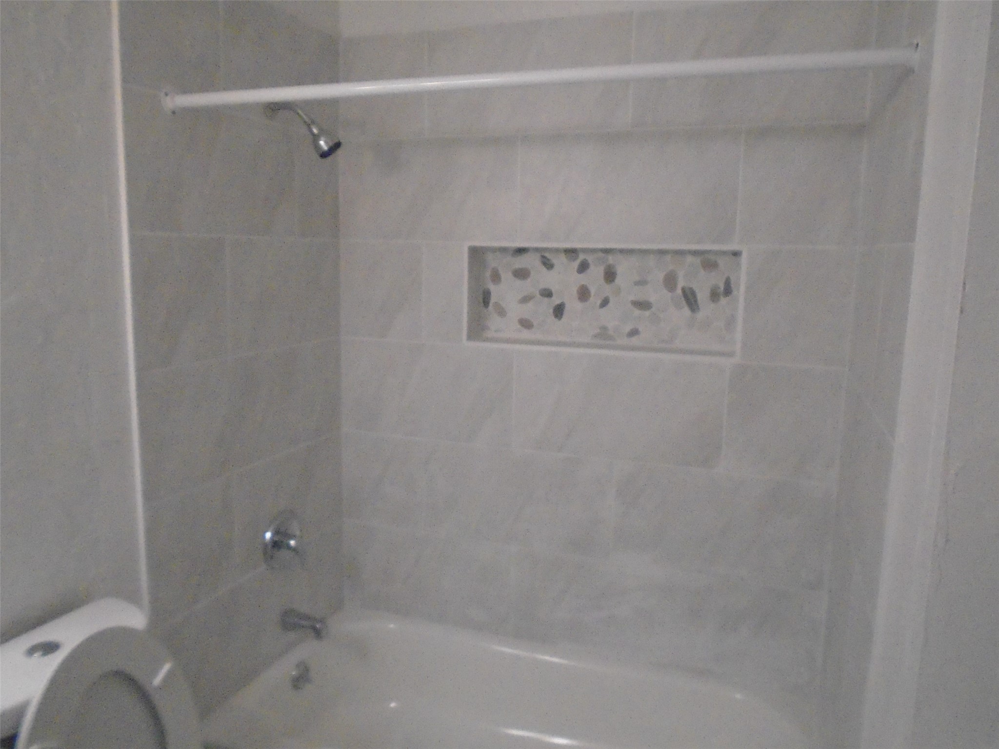 9898 Club Creek Drive, Unit 1817 Houston, TX 77036 - Photo 5 of 8 a bathroom with a bathtub