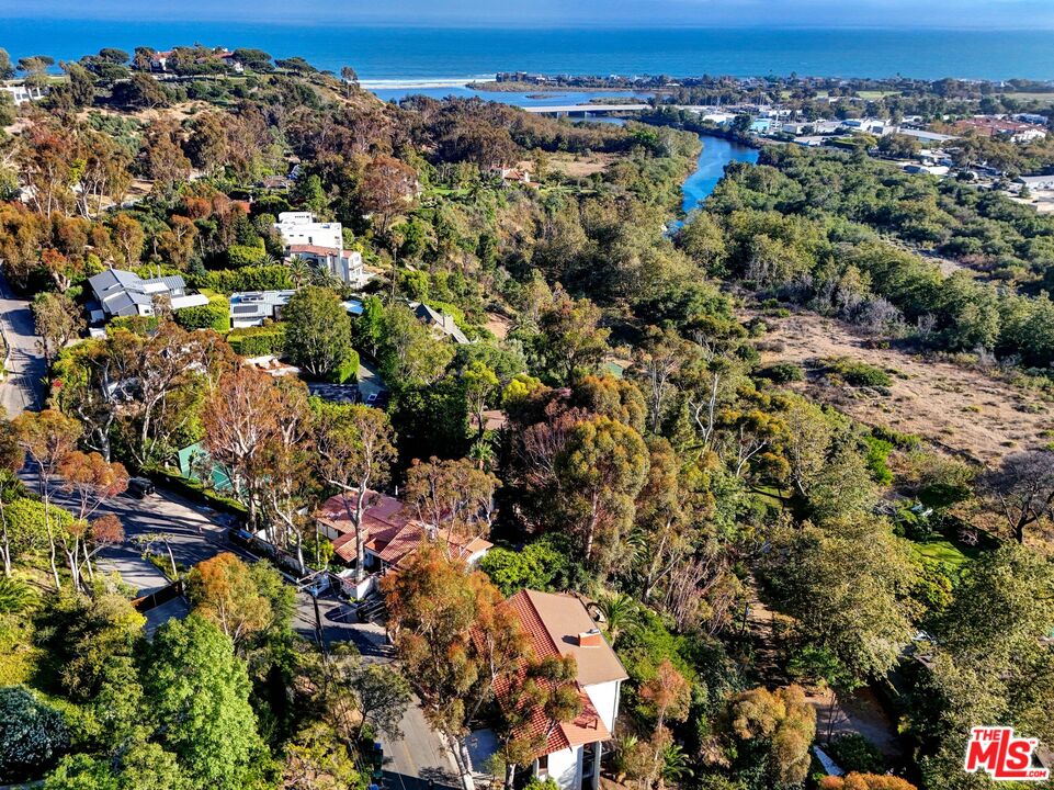 3557 Serra Road Malibu, CA 90265 - Photo 1 of 18