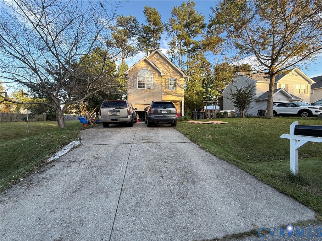 a view of a house with a yard