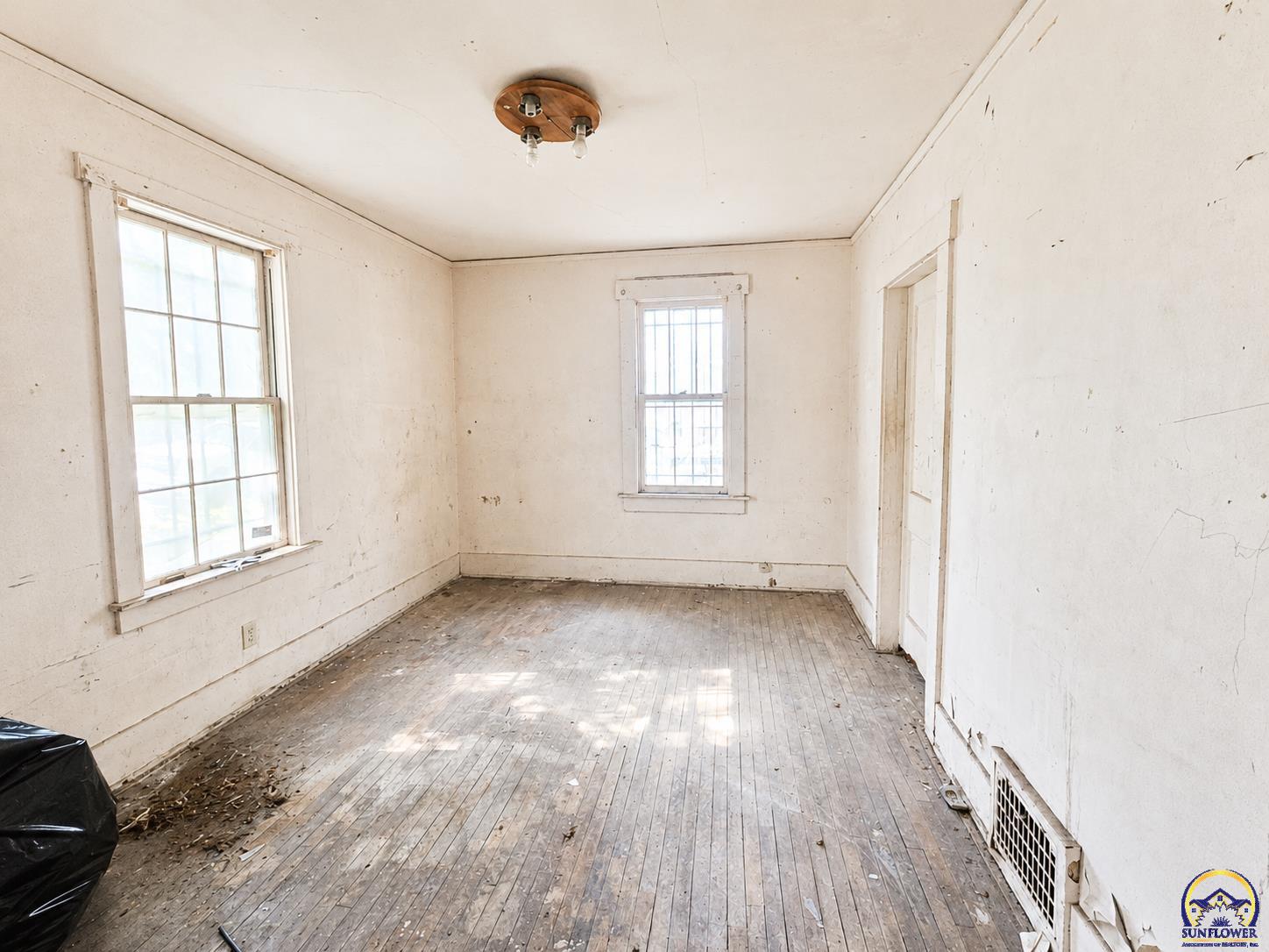 711 Southeast Lawrence Street Topeka, KS 66607 - Photo 5 of 12
