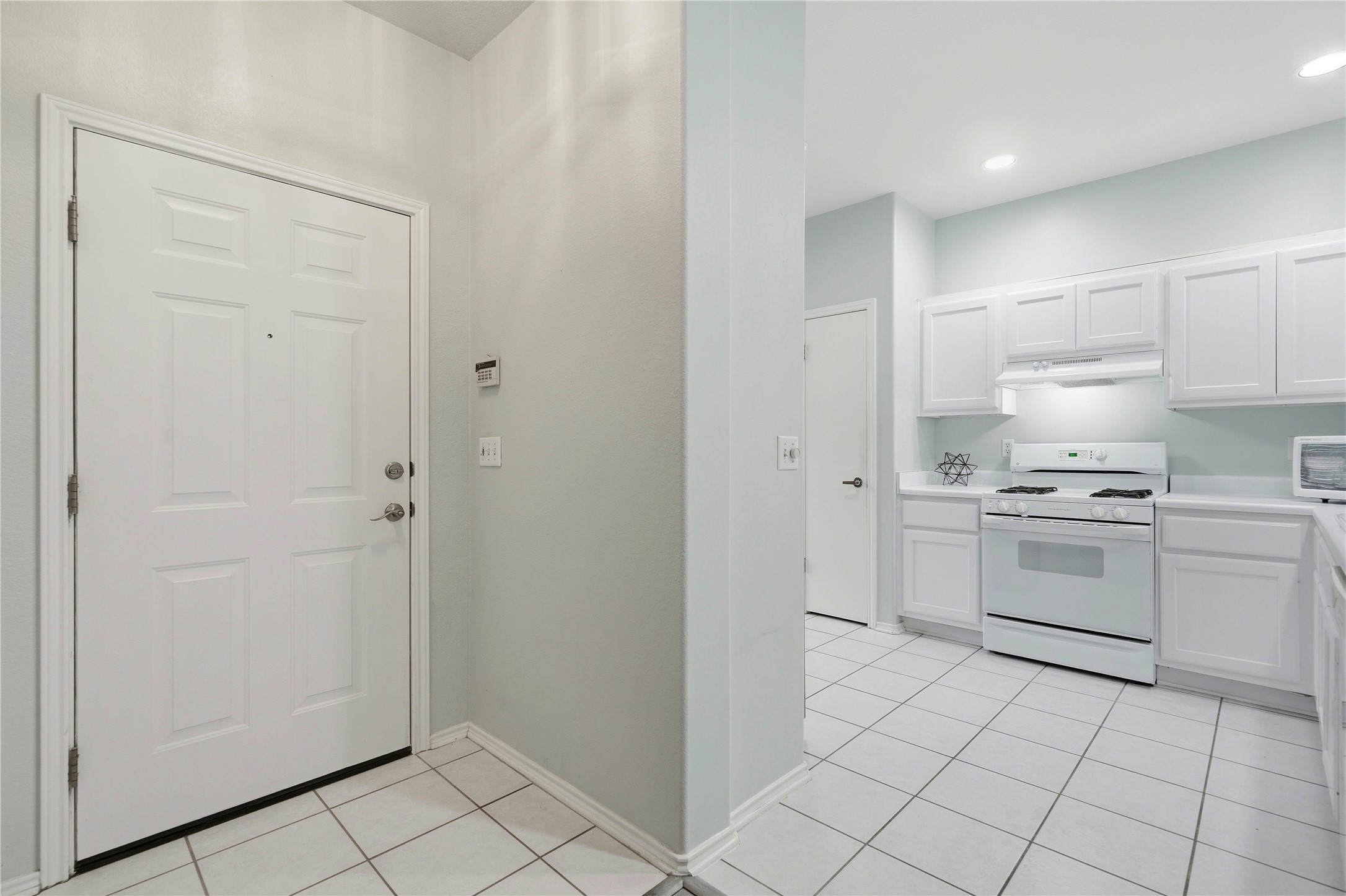 117 Whitewing Way Georgetown, TX 78633 - Photo 3 of 27 A well-appointed entryway, with light walls and white floor tiling.