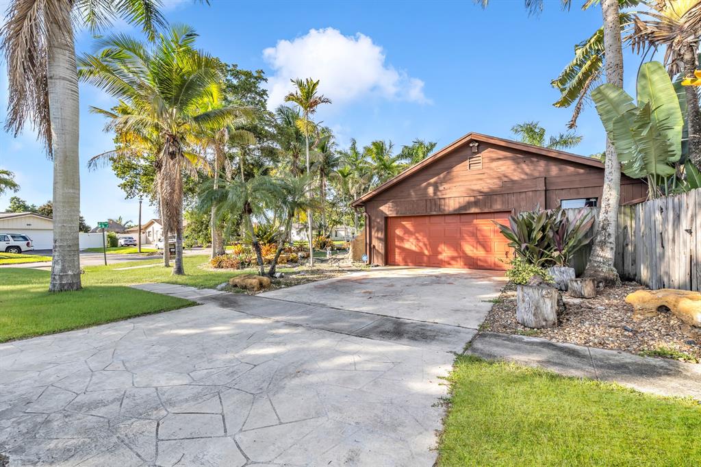 980 Southwest 70th Avenue Plantation, FL 33317 - Photo 9 of 42 a view of a yard with a fountain