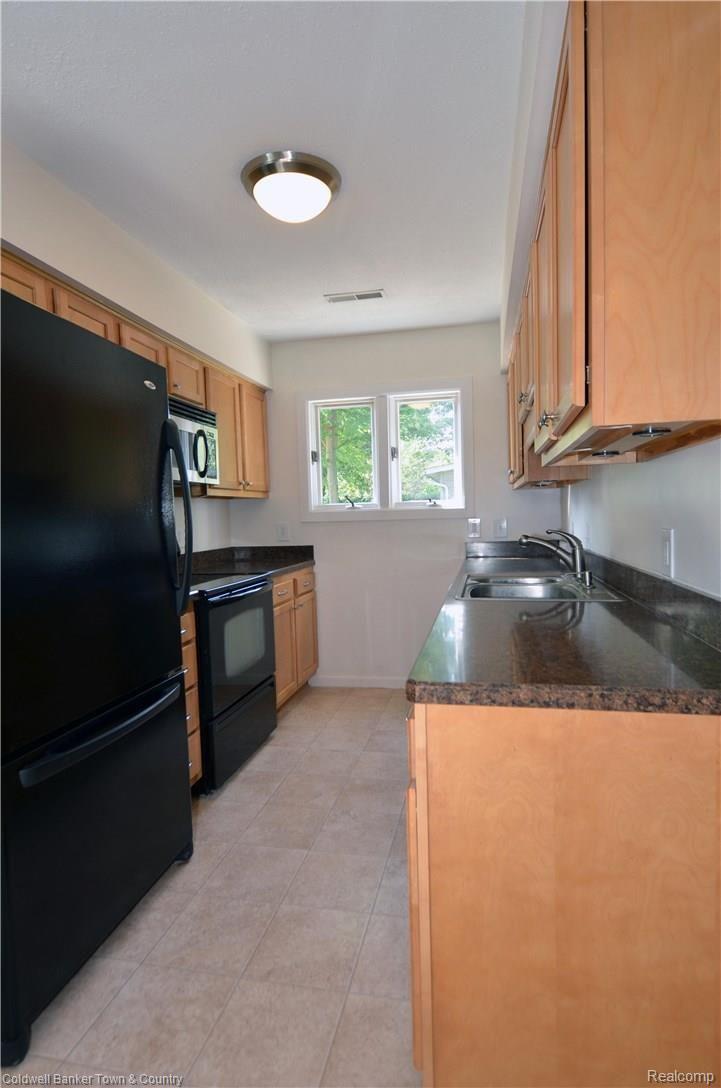 9389 Old Lee Road Brighton, MI 48116 - Photo 7 of 29 Kitchen1.jpg