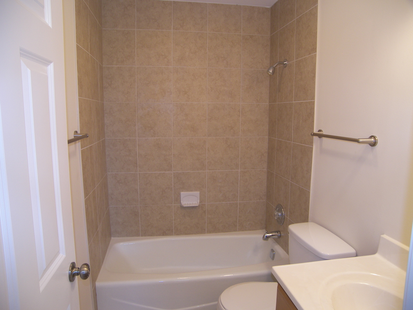 615 Terry Court Roselle, IL 60172 - Photo 11 of 15 a bathroom with a bathtub and shower