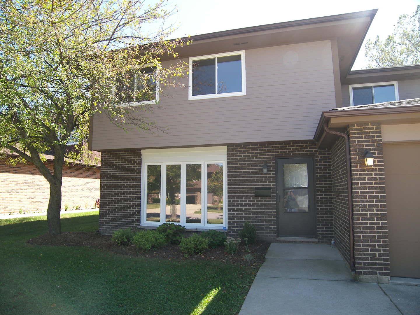615 Terry Court Roselle, IL 60172 - Photo 2 of 15 a front view of a house with a garden