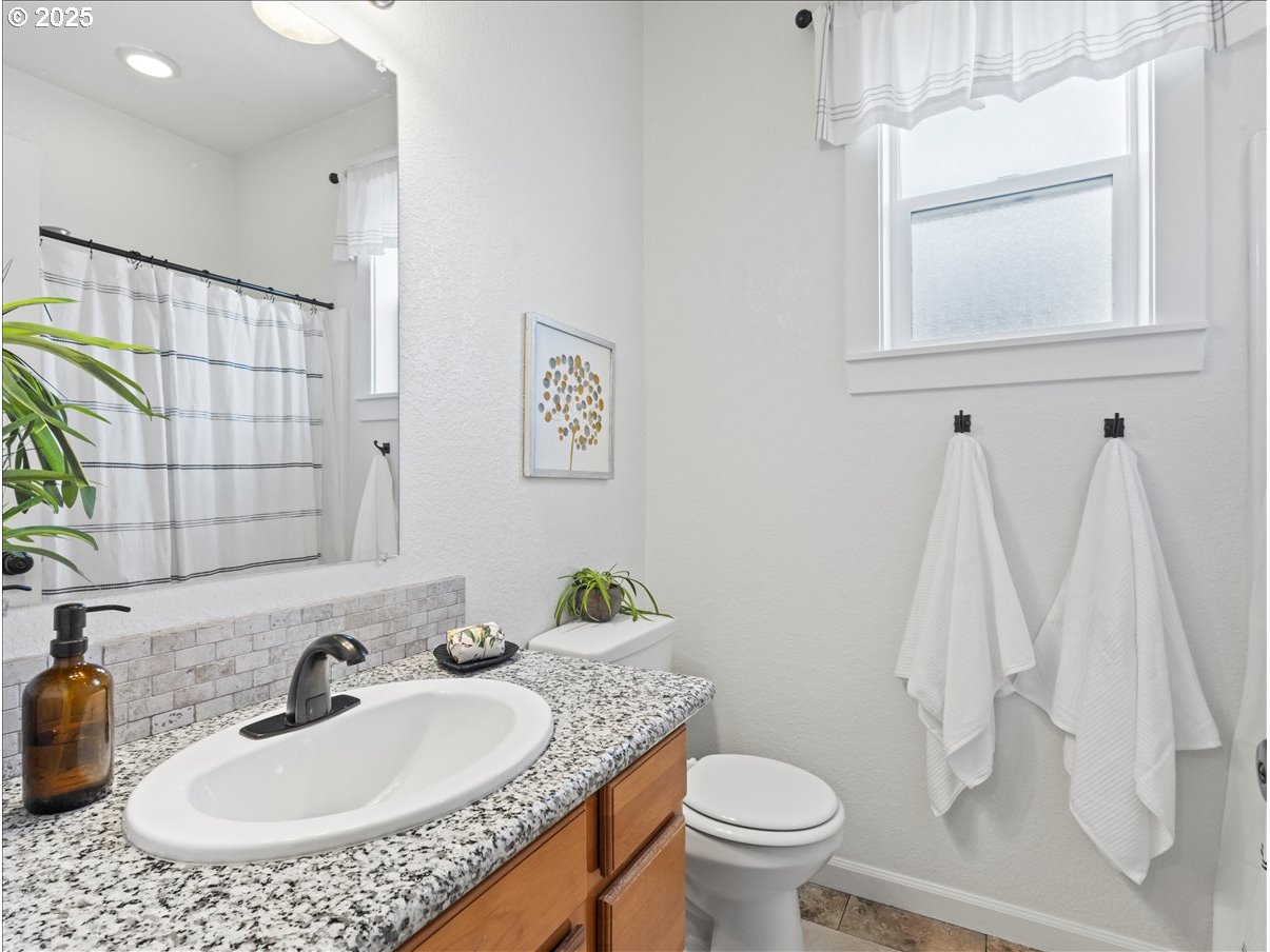 12466 Southeast Center Street Portland, OR 97236 - Photo 8 of 32 Gallery Image 8