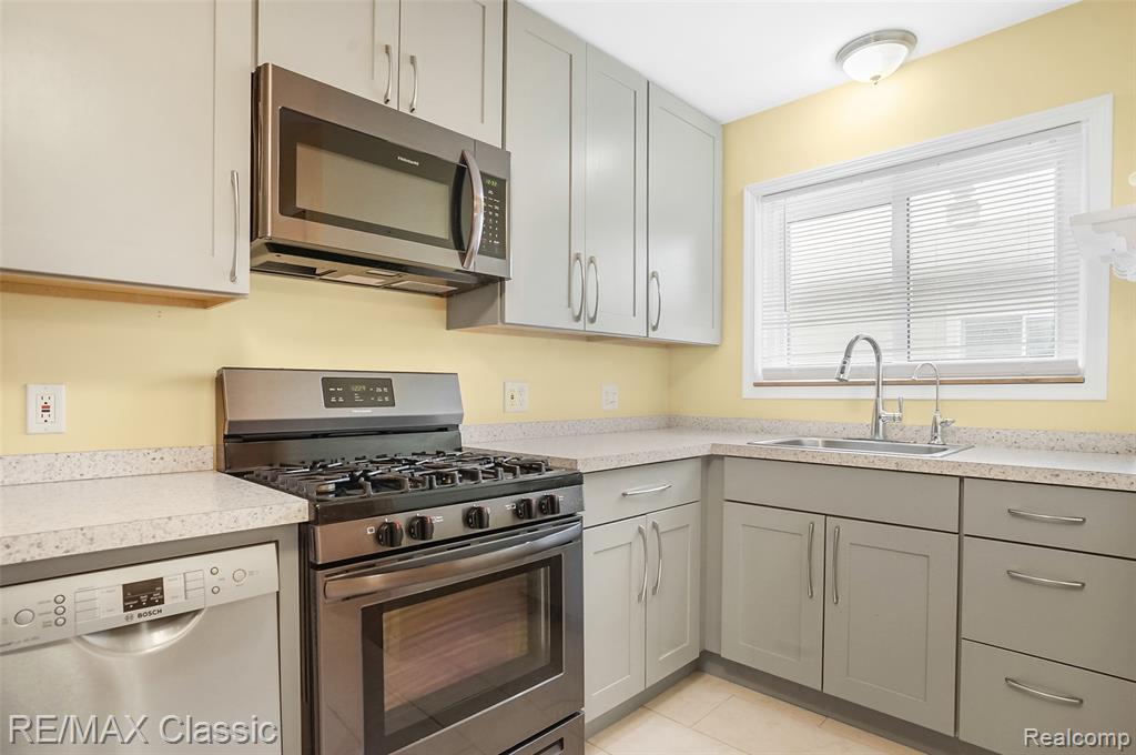 7218 Sterling Street Center Line, MI 48015 - Photo 4 of 27
