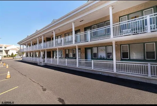 a large building with a lot of windows