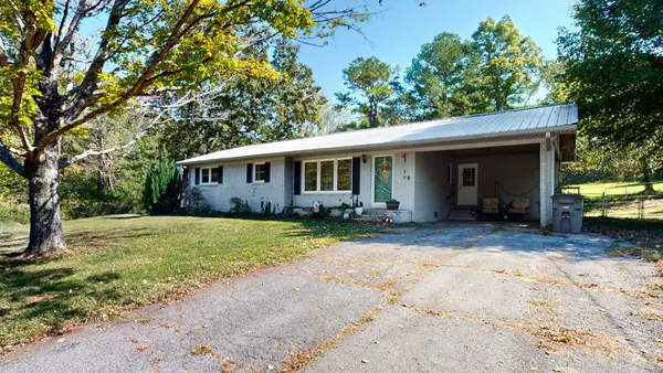a view of a house with backyard and garden