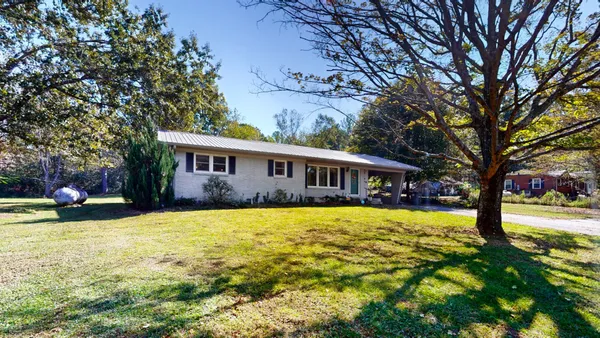 a view of a house with a yard