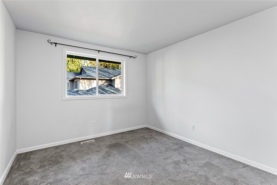 915 215th Street Southeast Bothell, WA 98021 - Photo 24 of 33 an empty room with a window