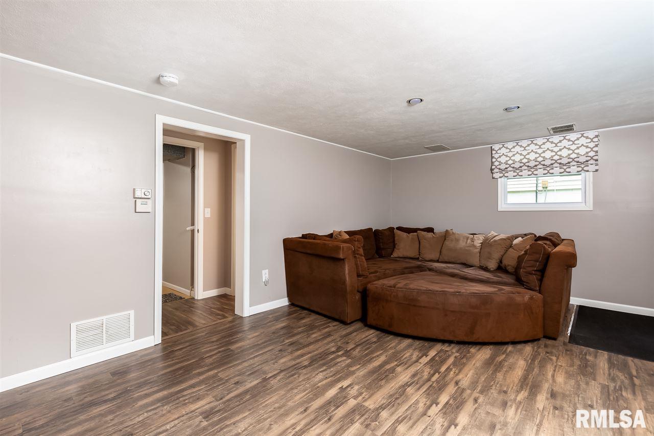 2845 Forest Road Davenport, IA 52803 - Photo 12 of 20 Gallery Image 12