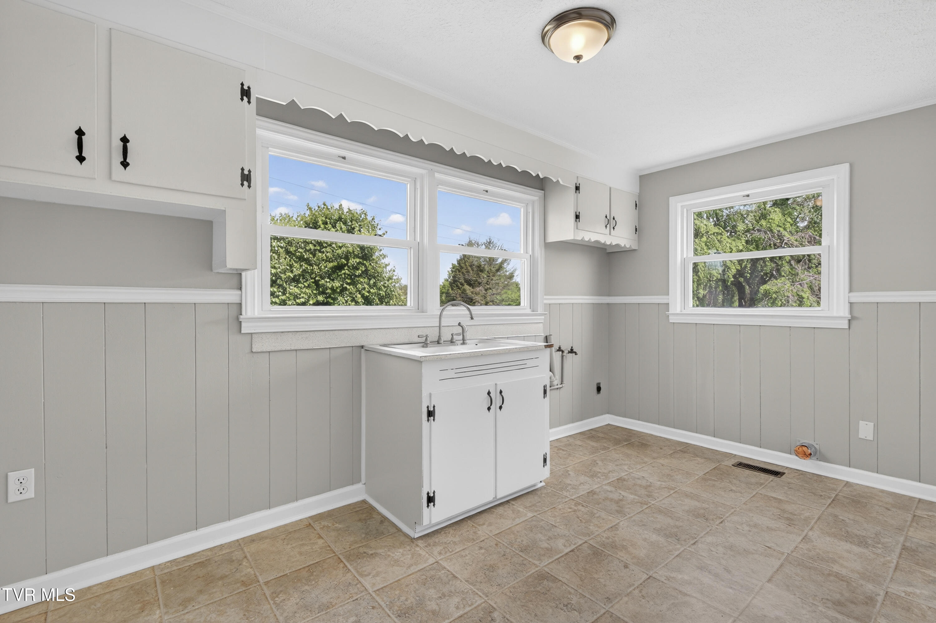 305 Cherokee Road Bristol, VA 24201 - Photo 19 of 25 304-Cherokee-Rd-Bristol-VA Caroline-Blev