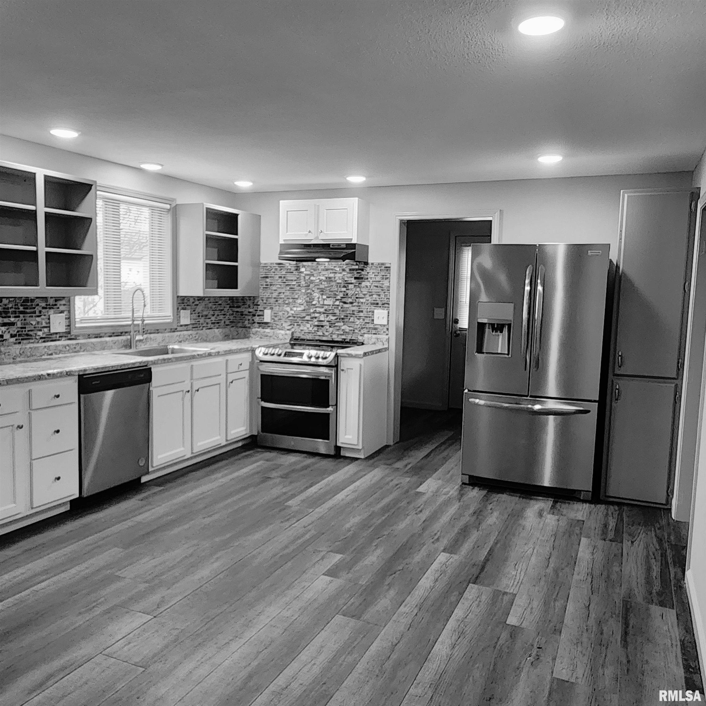 707 North Logan Street Marion, IL 62959 - Photo 2 of 29