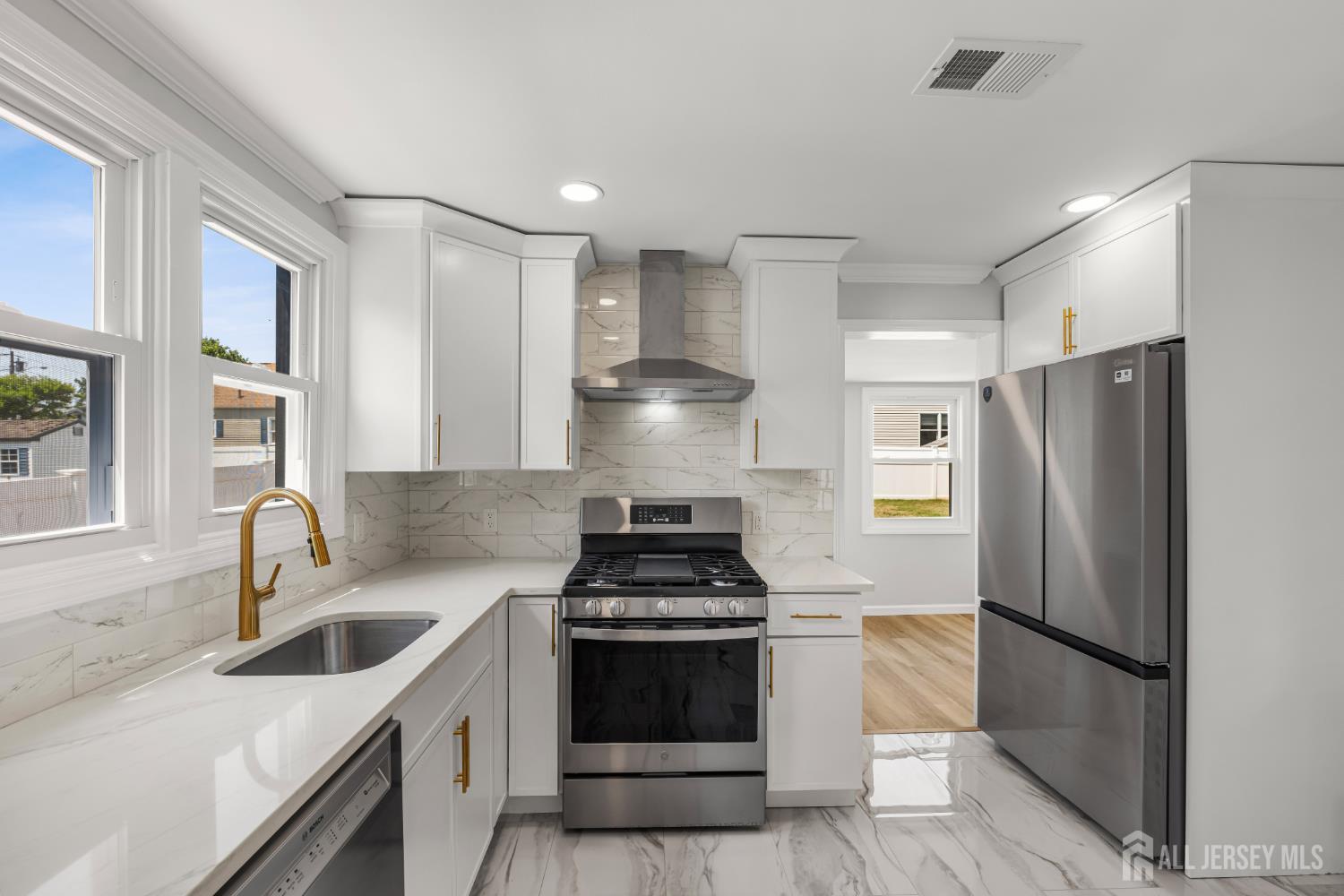 234 Old Road Sewaren, NJ 07077 - Photo 19 of 40