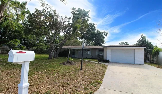 $3,500 | 7464 Cass Circle, Sarasota, FL 34231