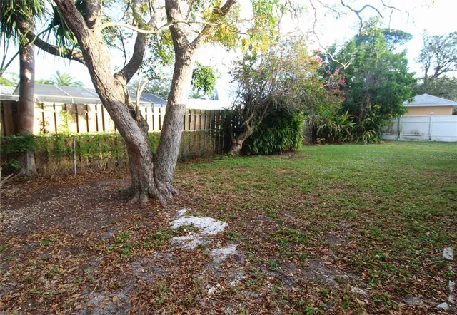 $3,500 | 7464 Cass Circle, Sarasota, FL 34231