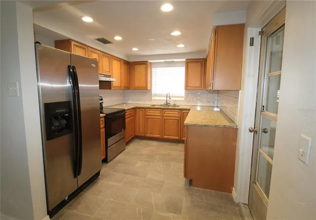 $3,500 | 7464 Cass Circle, Sarasota, FL 34231