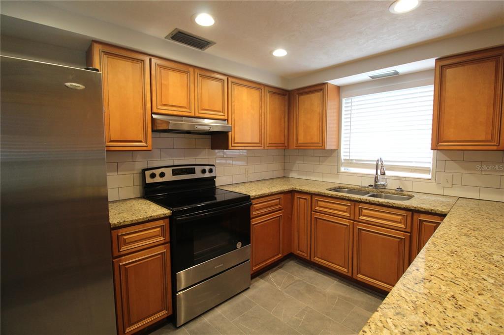 7464 Cass Circle Sarasota, FL 34231 - Photo 4 of 30