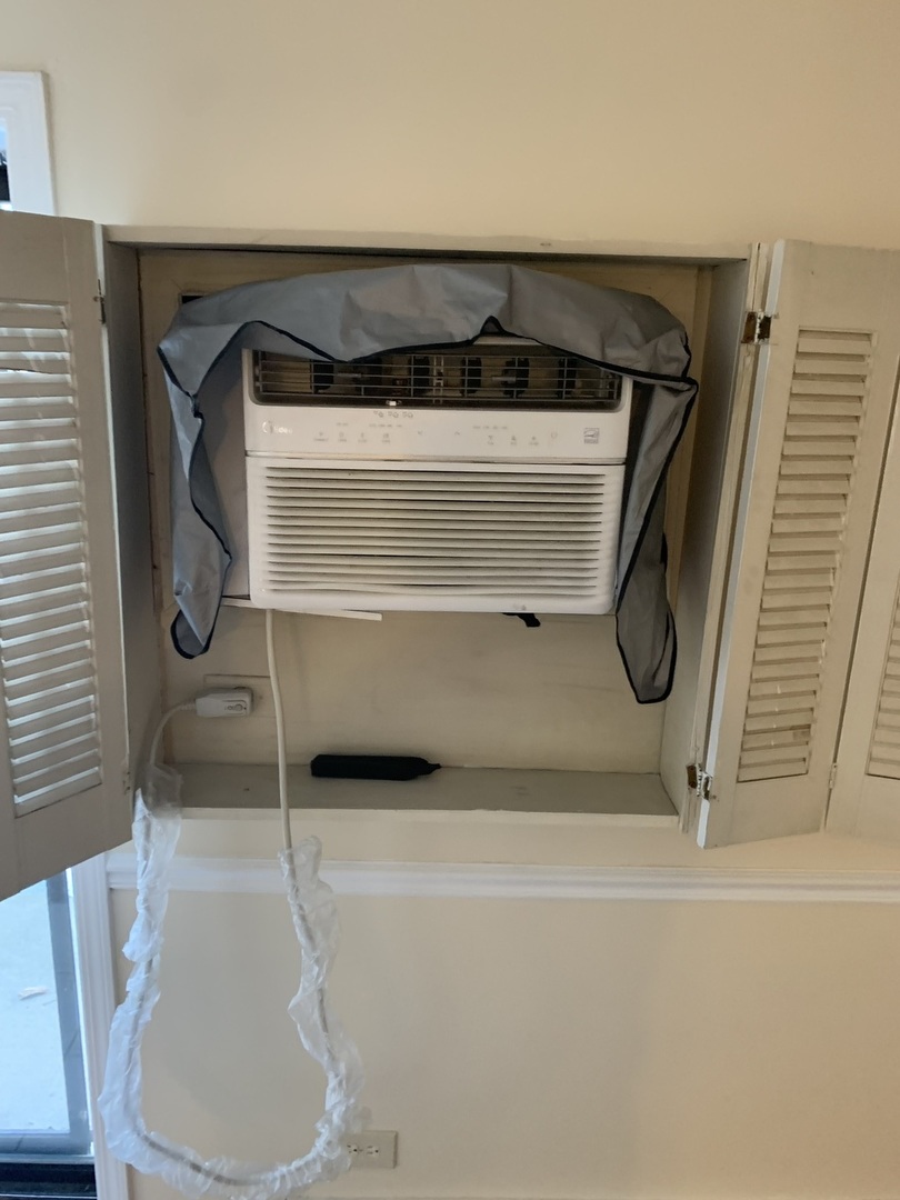 264 East Bailey Road, Unit C Naperville, IL 60565 - Photo 23 of 30 a bathroom with a bathtub