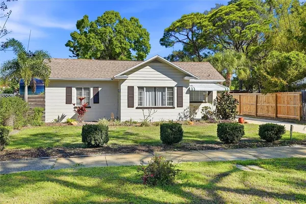 $2,150 | 755 Alamanda Way South, St. Petersburg, FL 33705