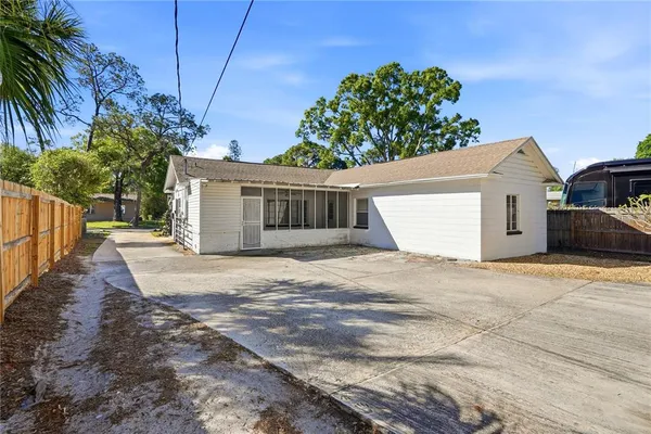 $2,150 | 755 Alamanda Way South, St. Petersburg, FL 33705