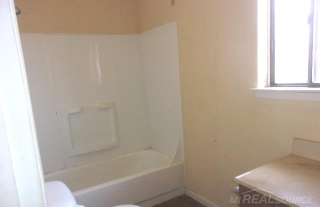 449 East South Boulevard Rochester, MI 48307 - Photo 8 of 10