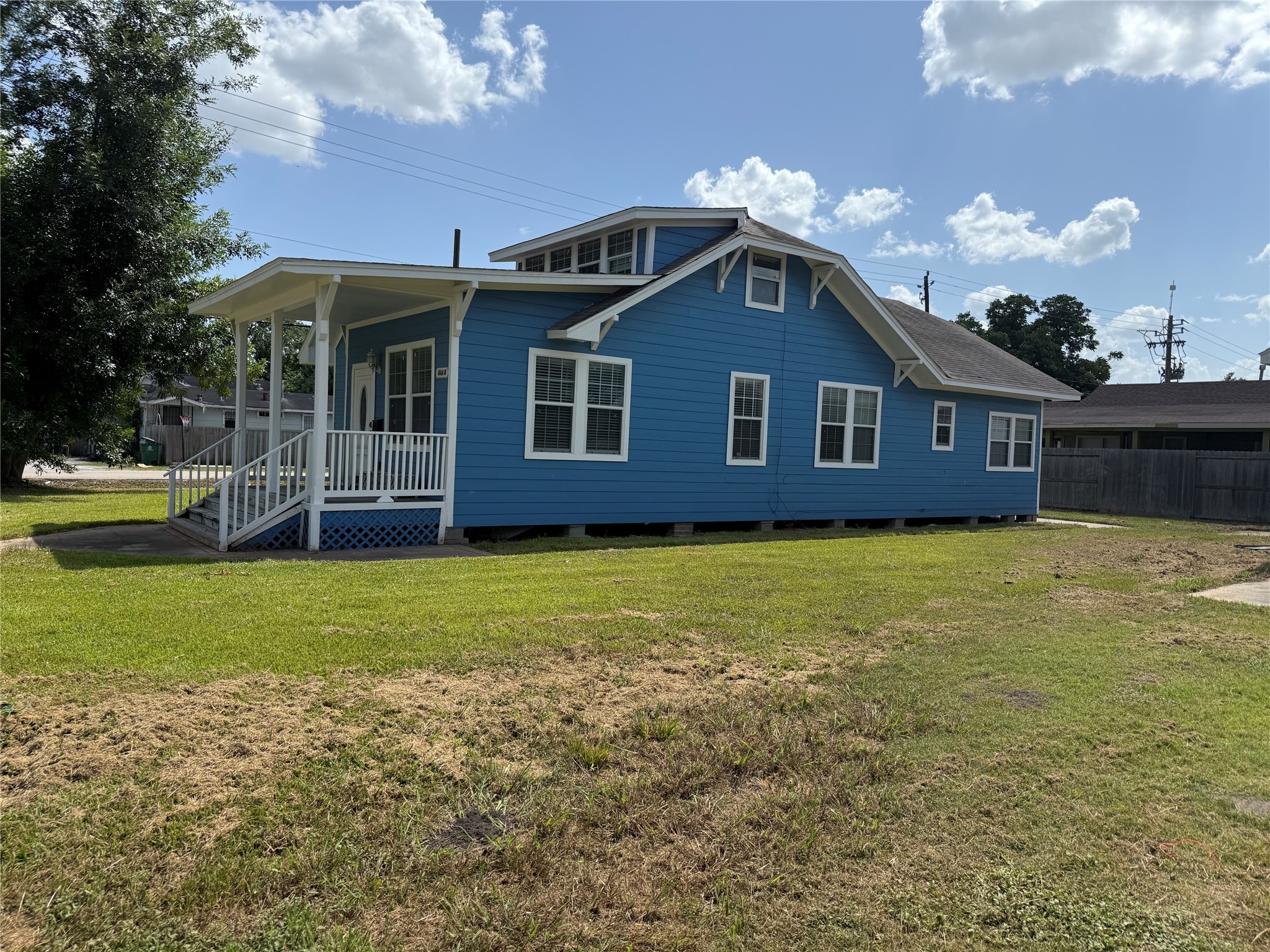 446 Zoe Street Houston, TX 77020 - Photo 3 of 16 a front view of a house with a garden