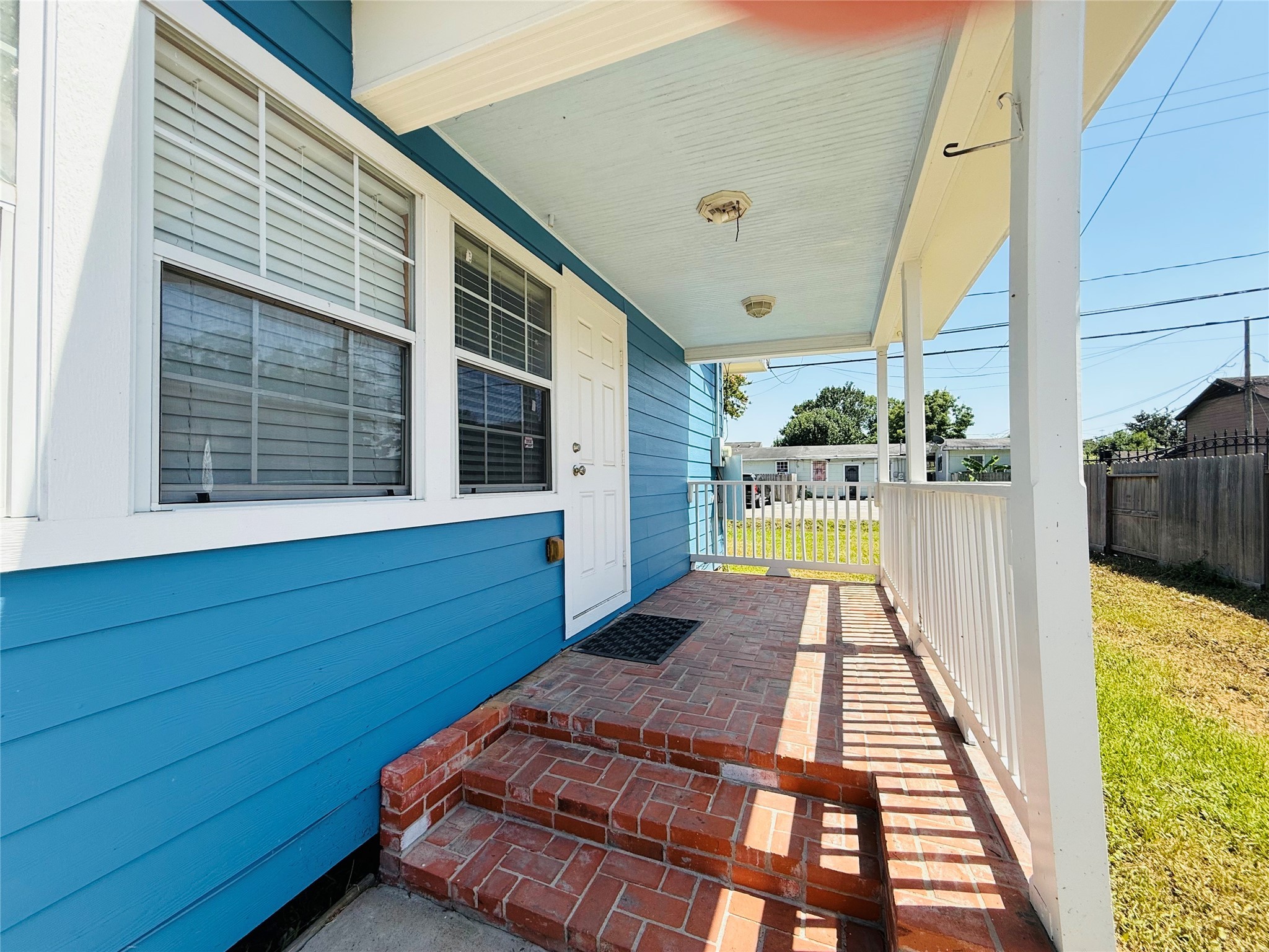 446 Zoe Street Houston, TX 77020 - Photo 5 of 16 a view of balcony with wooden floor and seating space