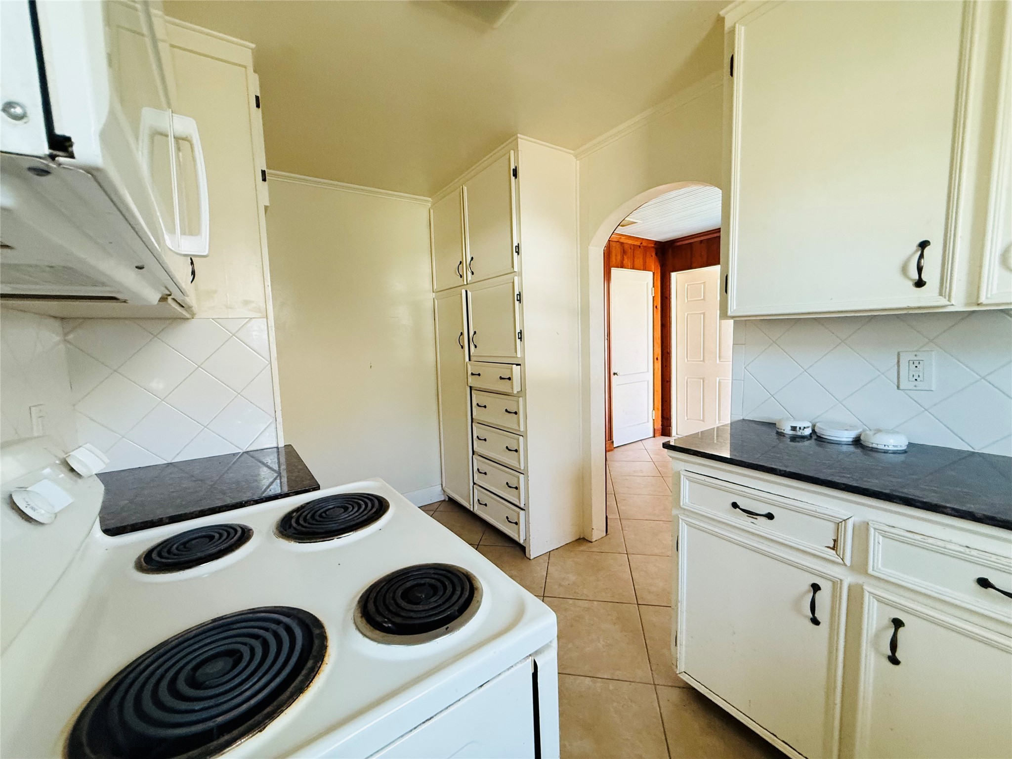 446 Zoe Street Houston, TX 77020 - Photo 9 of 16 a kitchen with a stove and a cabinets