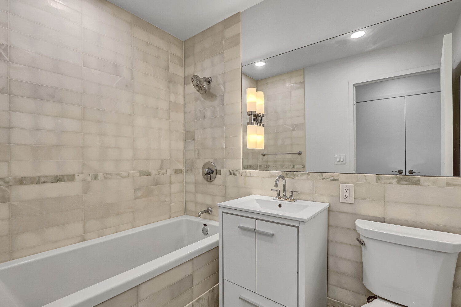 635 West 42nd Street, Unit 7A Manhattan, NY 10036 - Photo 20 of 28 a bathroom with a sink and a bathtub