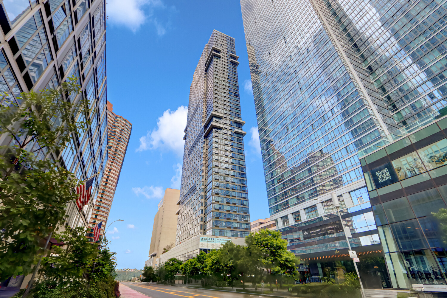 635 West 42nd Street, Unit 7A Manhattan, NY 10036 - Photo 2 of 28 a view of a tall building
