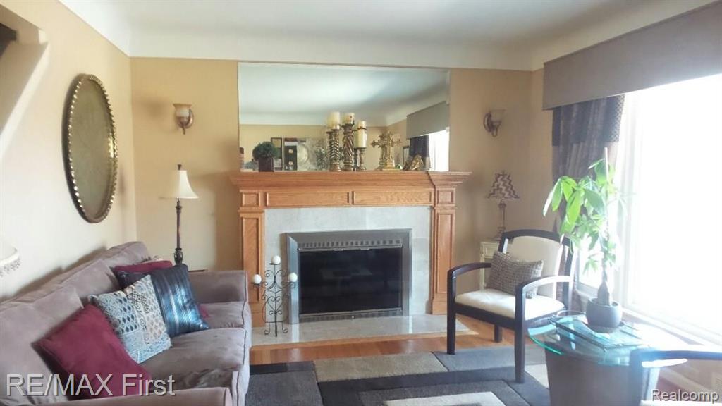 745 Vernier Road Grosse Pointe Woods, MI 48236 - Photo 5 of 19