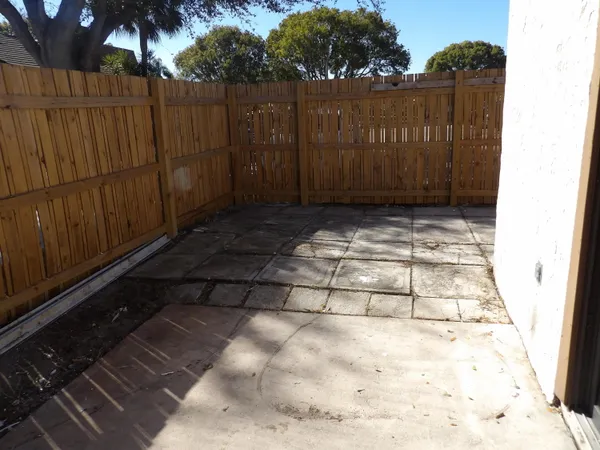 a view of a backyard
