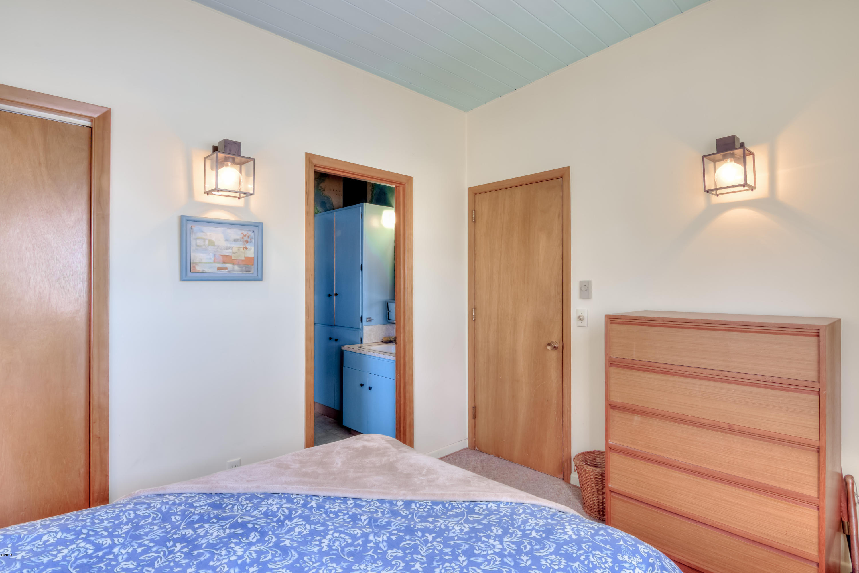 2530 Savage Road Otis, OR 97368 - Photo 19 of 30 View to private bathroom