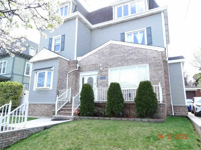 a view of house with front yard