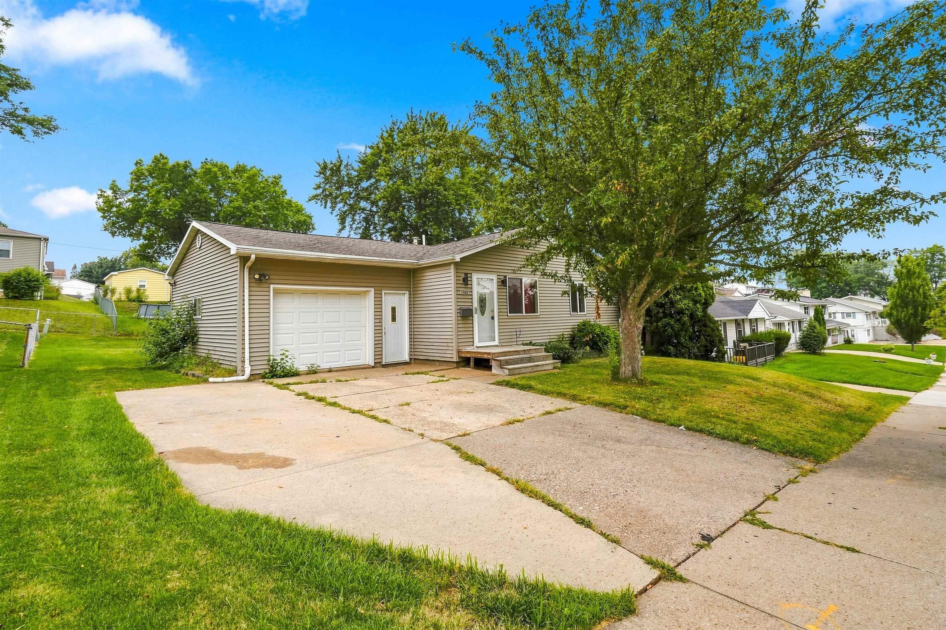 1745 Key Way Drive Dubuque, IA 52002 - Photo 2 of 19 Gallery Image 2