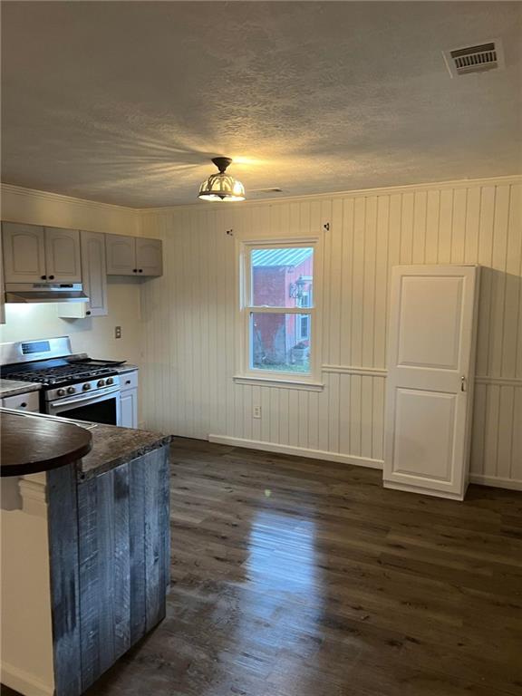 91 Davis Loop Kingston, GA 30145 - Photo 12 of 24 a kitchen with granite countertop a stove and a refrigerator