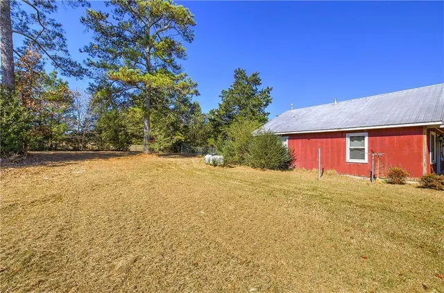 a view of back yard of the house