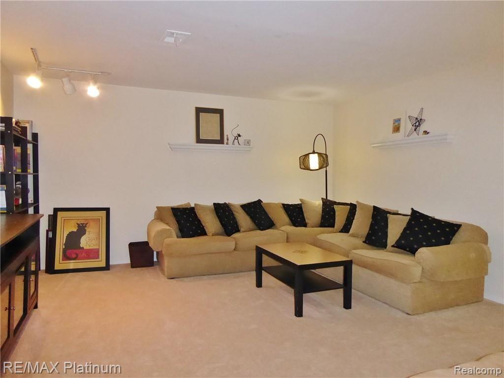 7239 Westchester Road West Bloomfield, MI 48322 - Photo 16 of 20 Family Room