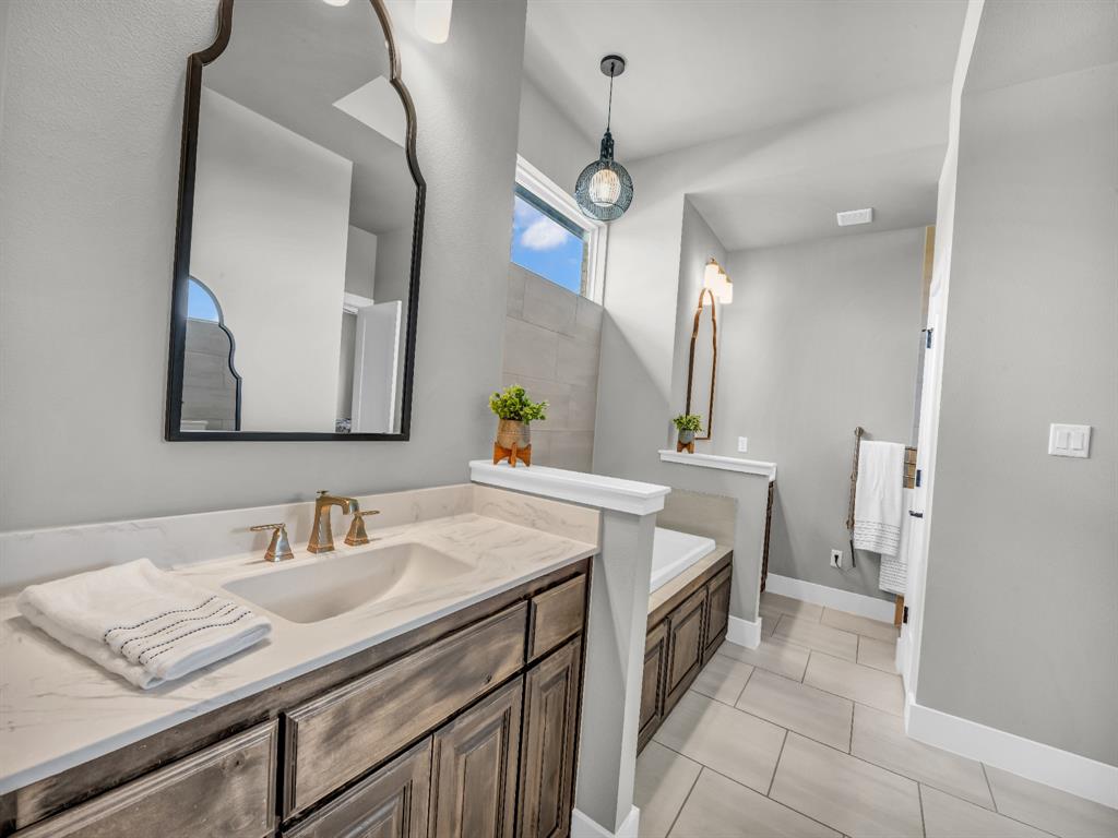 129 Maravilla Drive Aledo, TX 76008 - Photo 12 of 40 Primary Bath 1