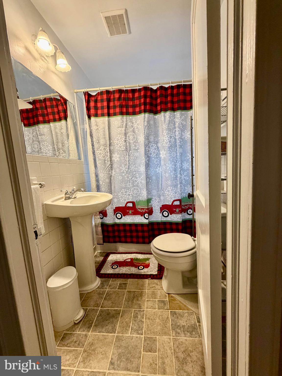 719 West Wyomissing Boulevard Reading, PA 19609 - Photo 4 of 7 a bathroom with a toilet and a shower